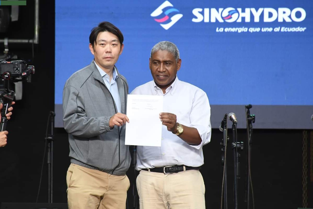 中國電建厄瓜多爾國別代表白納（左）代表中國電建向厄瓜多爾埃爾查科市康復(fù)中心捐贈了一批康復(fù)器材，埃爾查科市市長奧斯卡·德拉克魯斯·卡瓦蒂霍（右）對中國企業(yè)的善舉表示感謝。中國電建厄瓜多爾代表處供圖