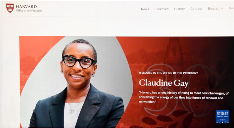 美國媒體1月2日報(bào)道，哈佛大學(xué)校長蓋伊宣布辭職。這是1月2日拍攝的有蓋伊照片的哈佛大學(xué)官網(wǎng)校長辦公室頁面。新華社記者李睿 攝