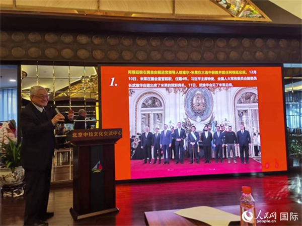 中國社會科學(xué)院榮譽(yù)學(xué)部委員、研究員徐世澄就評選結(jié)果進(jìn)行點(diǎn)評。人民網(wǎng)記者 魯揚(yáng)攝