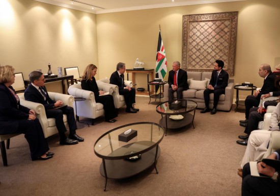 1月7日，約旦國王阿卜杜拉二世（中右）在安曼會見到訪的美國國務(wù)卿布林肯（中左）。新華社發(fā)（約旦王宮供圖）