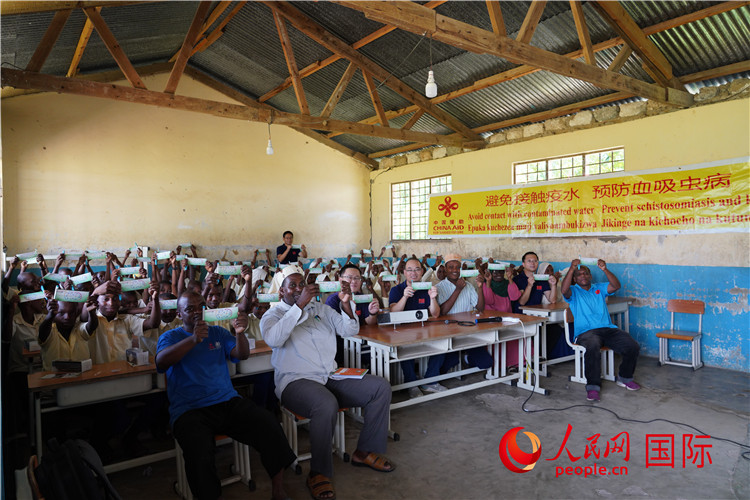 中國專家組走進(jìn)姆坦噶尼小學(xué)開展血吸蟲病防治健康教育。人民網(wǎng)記者 黃煒鑫攝
