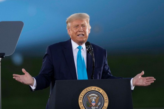 這是2020年9月3日時(shí)任美國(guó)總統(tǒng)特朗普在美國(guó)賓夕法尼亞州拉特羅布參加競(jìng)選集會(huì)的資料照片。新華社記者劉杰攝