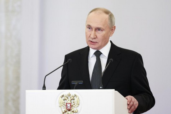 2023年12月8日，俄羅斯總統(tǒng)普京在莫斯科克里姆林宮出席“祖國(guó)英雄日”慶祝儀式。新華社/塔斯社