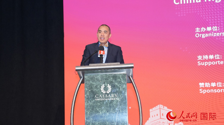 內(nèi)華達(dá)州副州長(zhǎng)辦公室幕僚長(zhǎng)魯?shù)稀づ撩鲌D安在論壇致辭。人民網(wǎng)記者 鄧圩攝