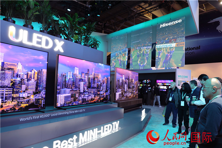 在2024年美國(guó)消費(fèi)電子展上，人們駐足觀看中國(guó)企業(yè)海信推出的ULED X系列電視110UX，該產(chǎn)品獲得“2024年美國(guó)消費(fèi)電子展創(chuàng)新獎(jiǎng)”。人民網(wǎng)記者 李志偉攝