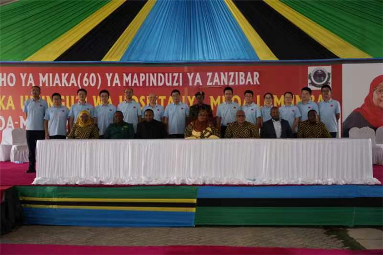 坦桑尼亞政要與中國(guó)醫(yī)療隊(duì)合影。中國(guó)（江蘇）第33期援桑給巴爾醫(yī)療隊(duì)供圖