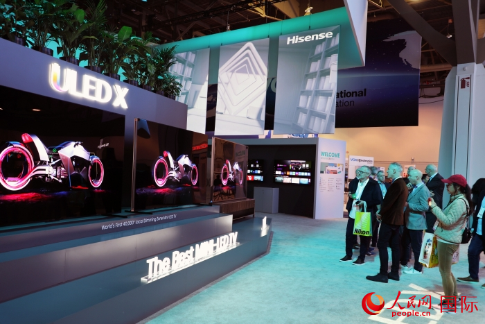 海信在此次展會上推出ULED X系列電視110UX，是全球首臺4萬+分區(qū)MiniLED電視，斬獲2024年美國消費電子展創(chuàng)新獎。人民網(wǎng)記者 李志偉攝