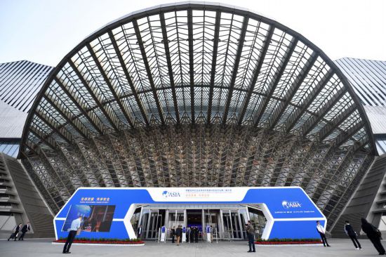 2023年10月30日，參會嘉賓步入長沙國際會議中心。當日，以“全球發(fā)展 共享安全”為主題的博鰲亞洲論壇全球經濟發(fā)展與安全論壇第二屆大會在湖南長沙開幕。新華社記者 陳振海 攝