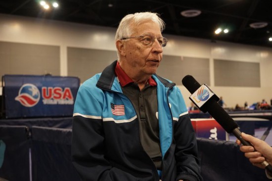 2023年12月16日，中美“乒乓外交”親歷者戴爾·斯威里斯在2023年美國乒乓球公開賽老年組比賽間隙接受新華社記者專訪。