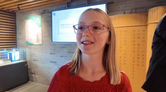 美國猶他州小學生米麗婭姆·居布萊接受記者采訪。