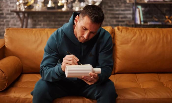 2023年10月，赤水河酒曬出的梅西為赤水河酒酒瓶簽名照片。 截圖自