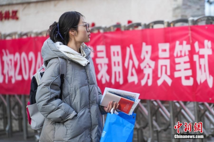 2023年11月26日，山西省太原市，考生步入考場(chǎng)。當(dāng)日，中央機(jī)關(guān)及其直屬機(jī)構(gòu)2024年度考試錄用公務(wù)員公共科目筆試舉行。<a target='_blank' href='/'><p  align=