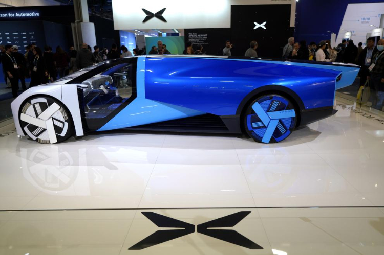 1月11日，人們在美國拉斯維加斯消費(fèi)電子展小鵬公司展臺觀看電動飛行汽車Aeroht。新華社記者吳曉凌攝