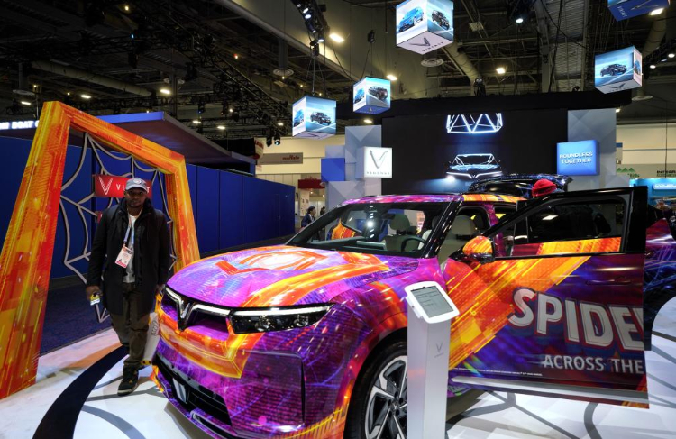 1月11日，人們在美國拉斯維加斯消費(fèi)電子展越南電動汽車制造商VinFast展臺參觀。新華社記者吳曉凌攝