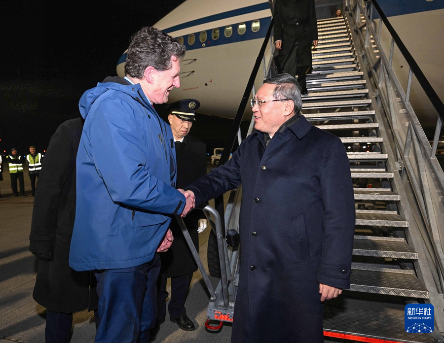 當?shù)貢r間1月16日晚，應愛爾蘭總理瓦拉德卡邀請，國務院總理李強乘包機抵達都柏林國際機場，開始對愛爾蘭進行正式訪問。愛爾蘭環(huán)境、氣候與通訊部長兼交通部長瑞安等到機場迎接。新華社記者 饒愛民 攝