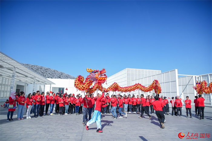 舞龍表演。人民網(wǎng) 塔里克·易卜拉欣攝