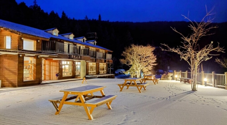 位在宜蘭縣內的太平山森林游樂區(qū)23日凌晨開始下雪，園區(qū)翠峰山屋前一片雪白。圖片來源：臺灣“中央社”。