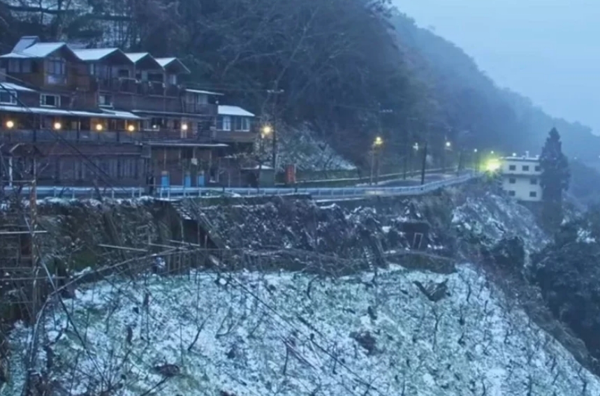 桃園市觀光旅游局22日新啟用的“上巴陵實時影像”的鏡頭下，現(xiàn)場呈現(xiàn)雪景。圖片來源：桃園市觀光旅游局。