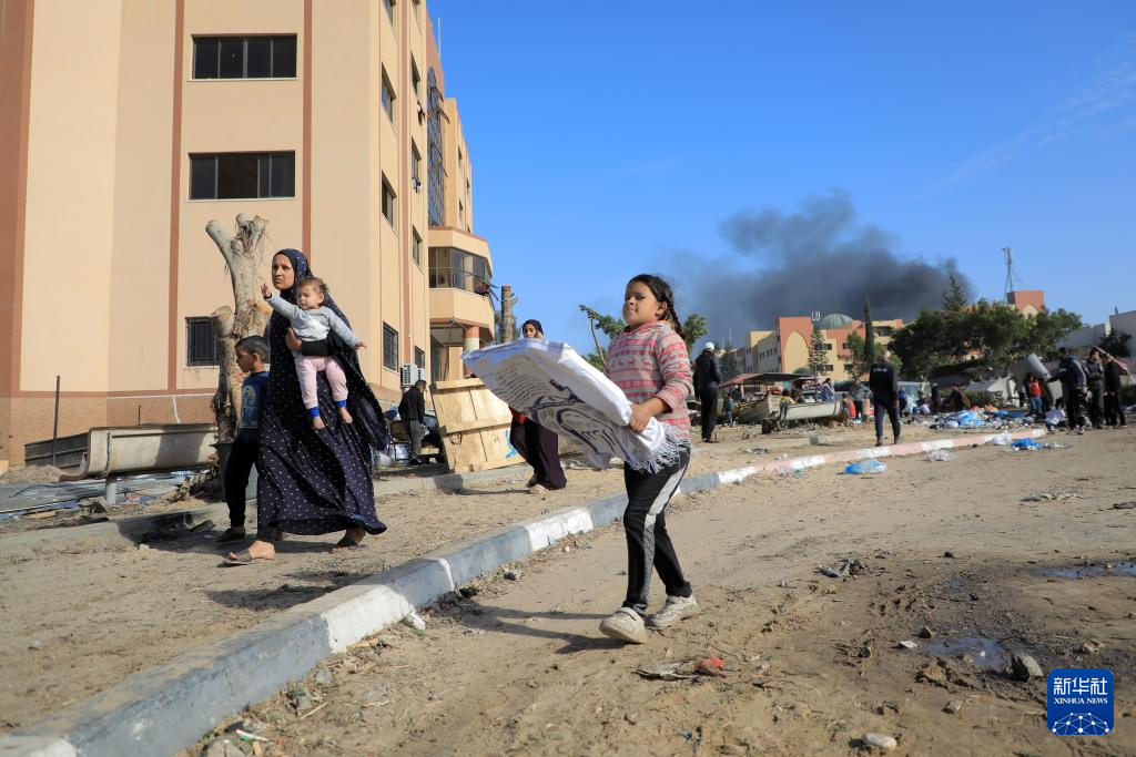 1月22日，加沙地帶南部城市汗尤尼斯遭到以軍攻擊后升起濃煙。新華社發(fā)（里澤克·阿卜杜勒賈瓦德攝）