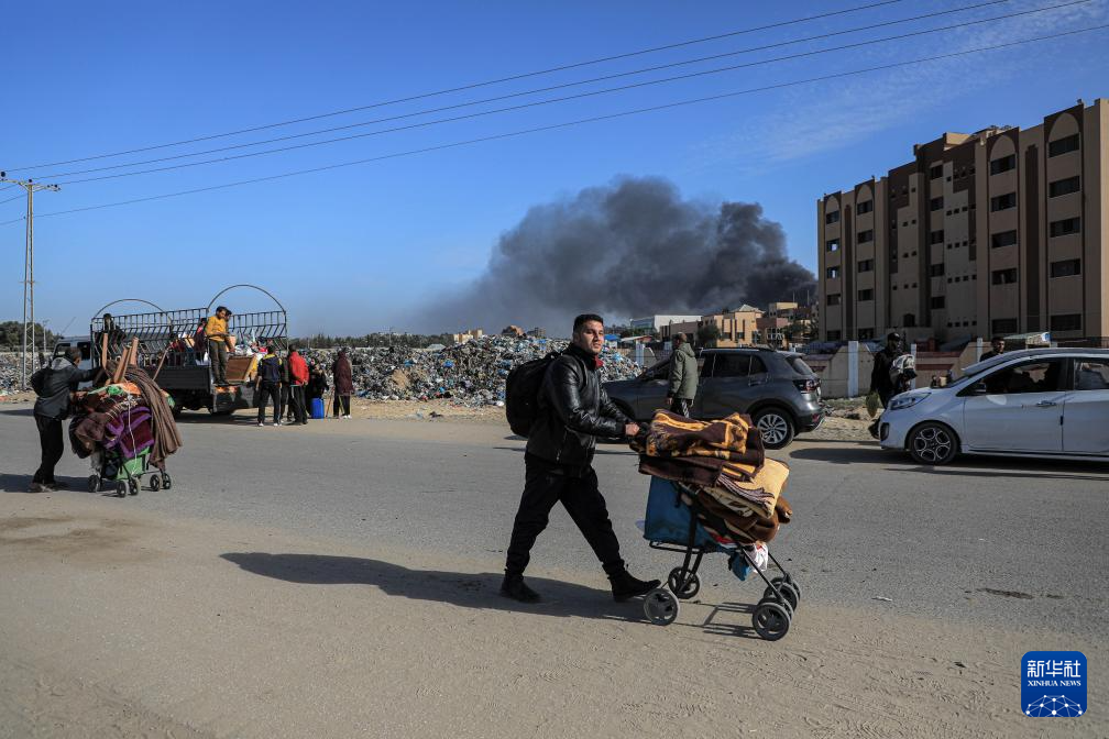 1月22日，在加沙地帶南部城市汗尤尼斯，人們逃離家園。新華社發(fā)（里澤克·阿卜杜勒賈瓦德攝）