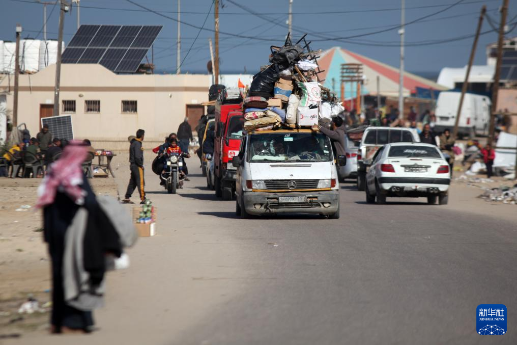 1月22日，在加沙地帶南部城市汗尤尼斯，人們逃離家園。新華社發(fā)（里澤克·阿卜杜勒賈瓦德攝）