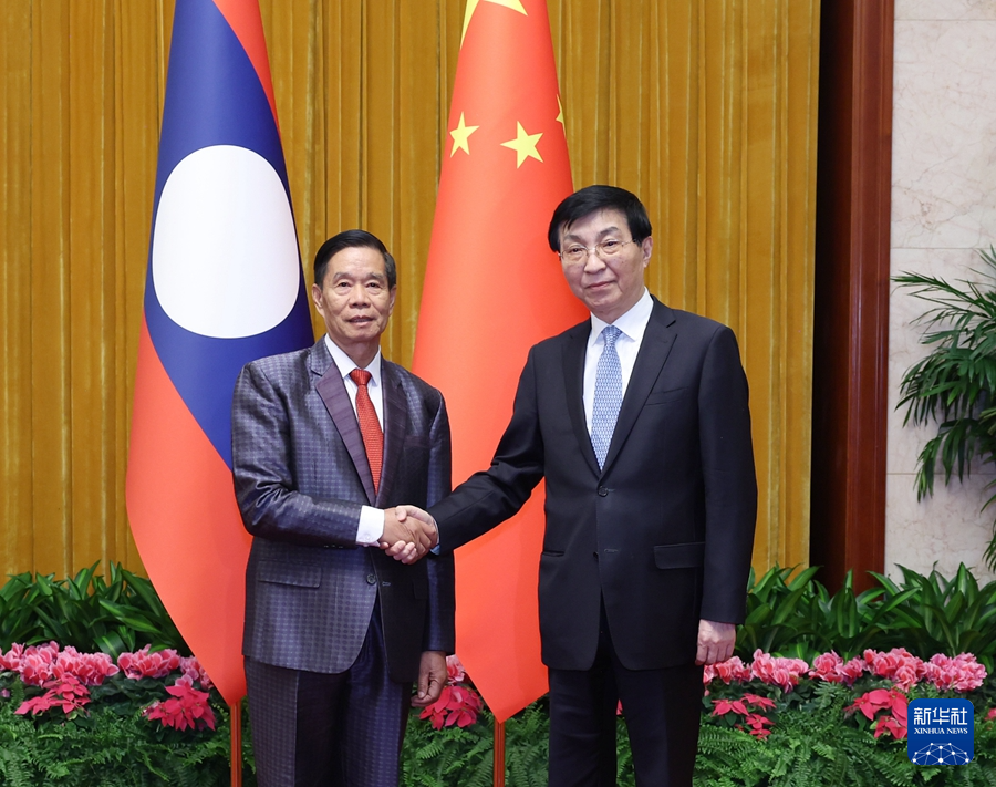 1月22日，中共中央政治局常委、全國政協(xié)主席王滬寧在北京會(huì)見老撾人民革命黨中央政治局委員、建國陣線中央委員會(huì)主席辛拉馮。新華社記者 王曄 攝