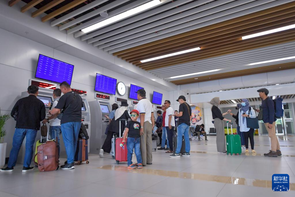 1月24日，在印度尼西亞雅加達(dá)哈利姆站，乘客使用自助取票機(jī)。新華社記者 徐欽 攝