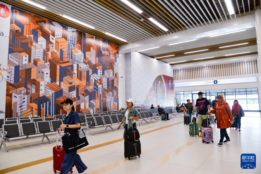 1月24日，在印度尼西亞雅加達(dá)哈利姆站，乘客在候車大廳內(nèi)行走。新華社記者 徐欽 攝