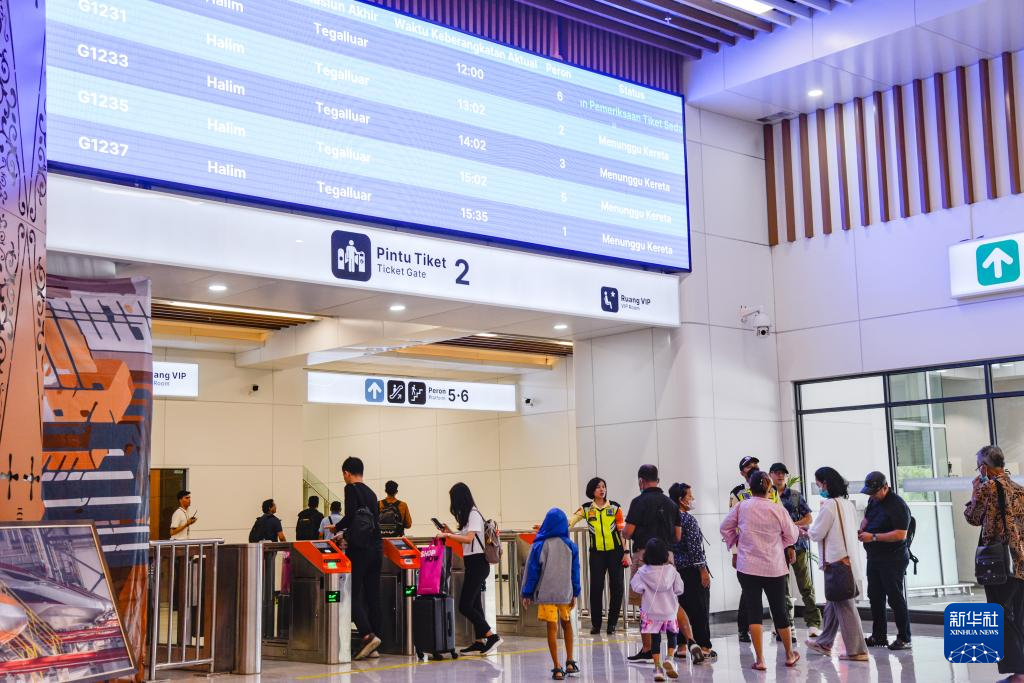 1月24日，在印度尼西亞雅加達(dá)哈利姆站候車大廳，乘客刷票前往站臺(tái)。新華社記者 徐欽 攝