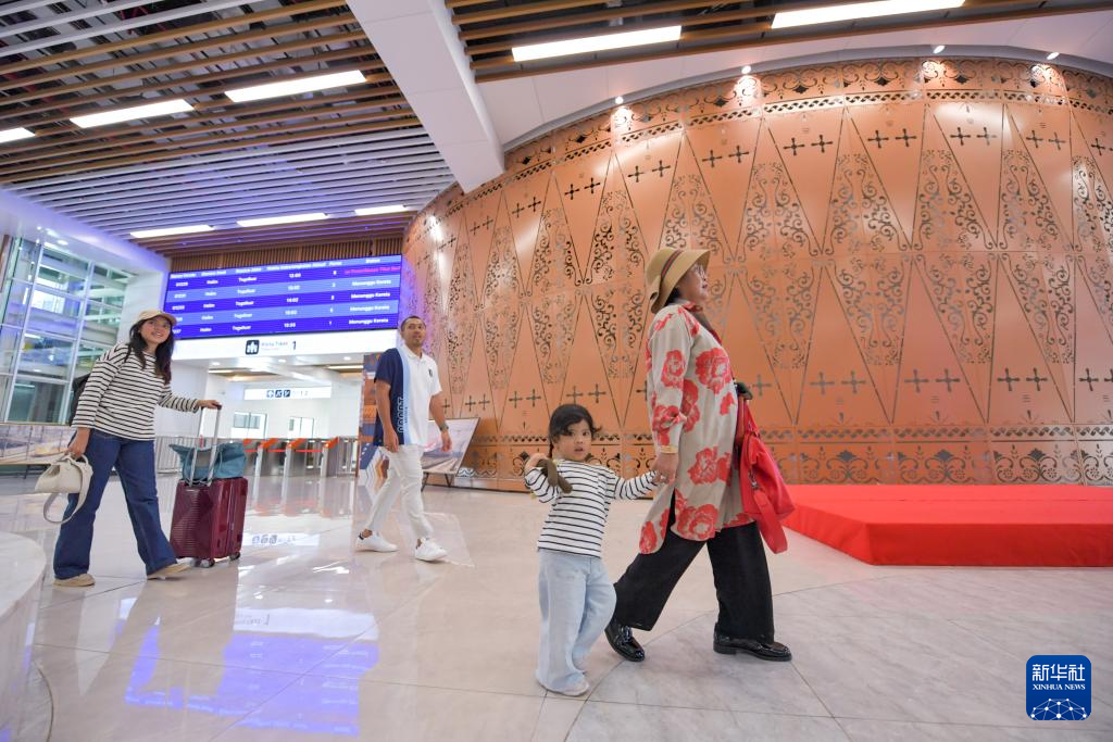 1月24日，在印度尼西亞雅加達(dá)哈利姆站，乘客在候車大廳內(nèi)行走。新華社記者 徐欽 攝