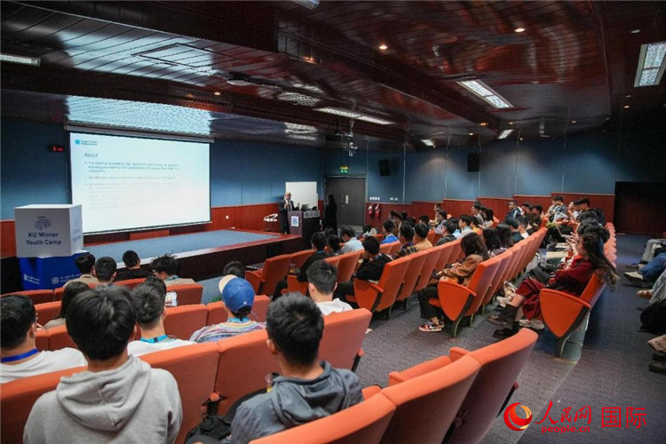 圖為23日，中國學(xué)生在聽取講座。人民網(wǎng)塔里克·易卜拉欣攝