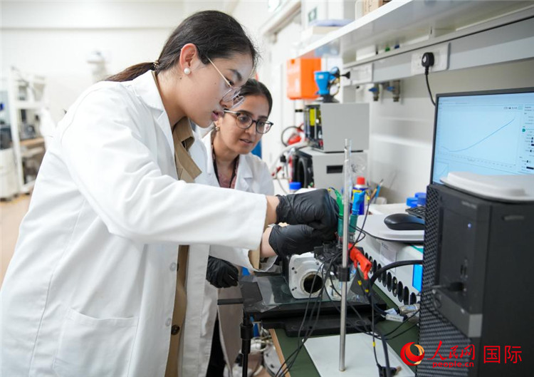 中國學(xué)生（左一）在嘗試操作電解水實(shí)驗(yàn)。人民網(wǎng)塔里克·易卜拉欣攝