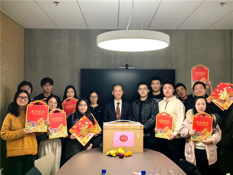 中國駐瑞典大使崔愛民看望慰問瑞典隆德大學(xué)中國留學(xué)生。中國駐瑞典大使館供圖