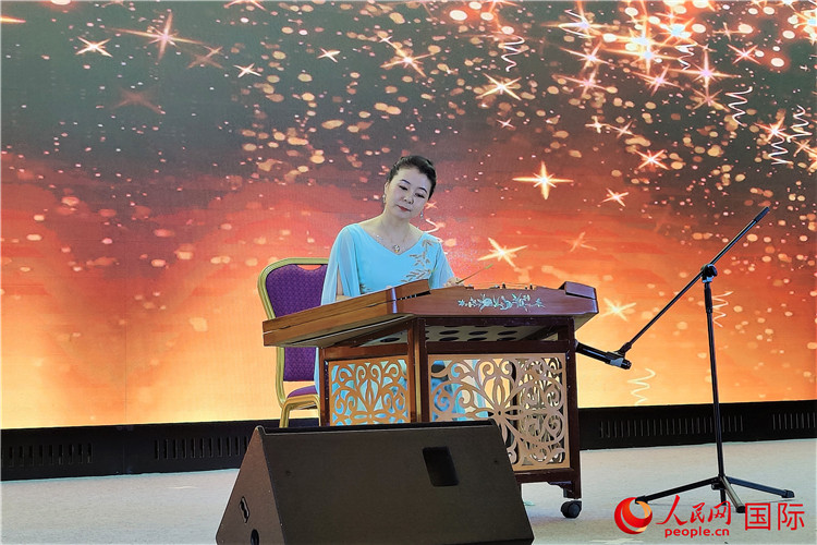 揚(yáng)琴演奏家劉艮演奏《夢(mèng)中的婚禮》。人民網(wǎng)記者 于宏建攝