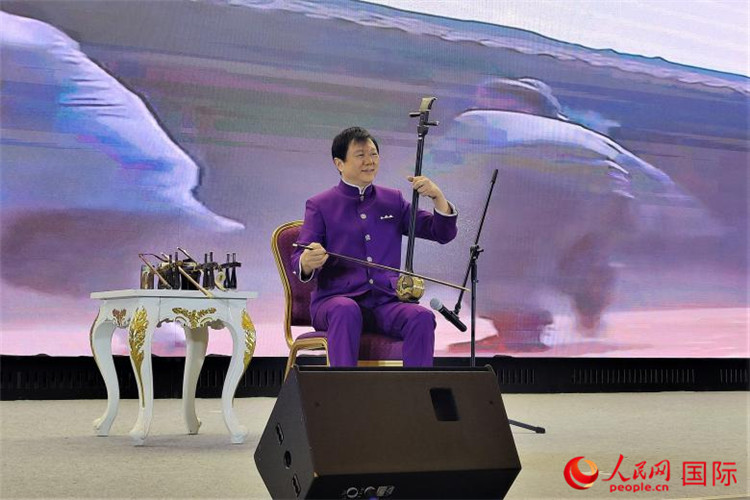 二胡演奏家、國家一級(jí)演員王之輝演奏《新春樂》。人民網(wǎng)記者 于宏建攝