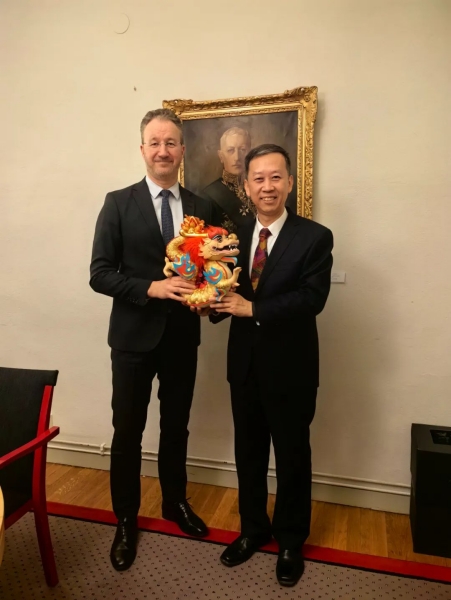 中國(guó)駐瑞典大使崔愛民（右）會(huì)見瑞典外交部外貿(mào)總司長(zhǎng)嚴(yán)波（左）。中國(guó)駐瑞典大使館供圖