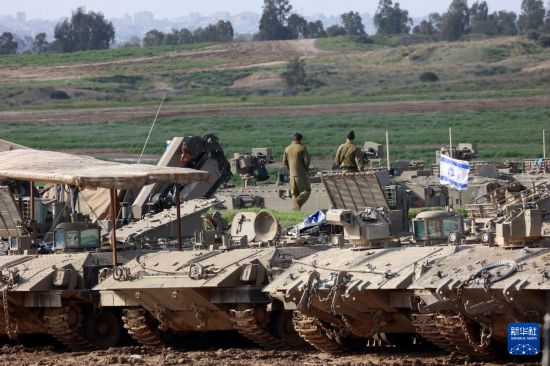 這是1月24日拍攝的加沙邊境以色列一側(cè)的以軍部隊(duì)。新華社發(fā)（吉爾·科恩·馬根攝）