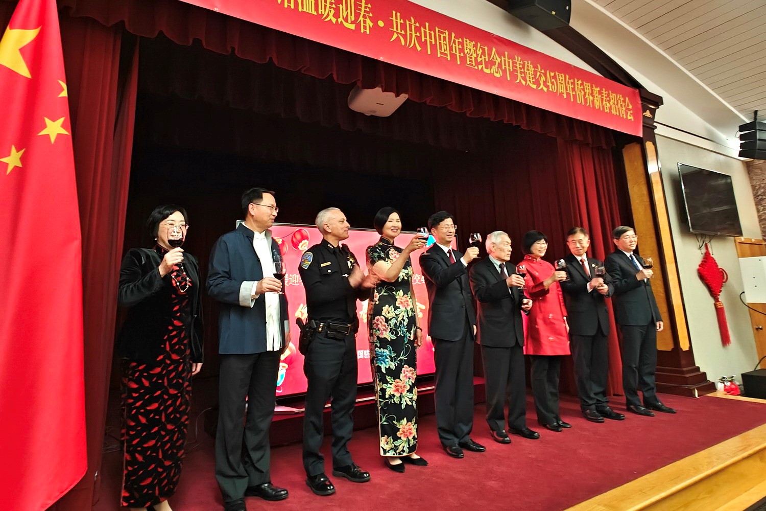 僑胞代表與駐舊金山總領(lǐng)館官員合影。主辦方供圖