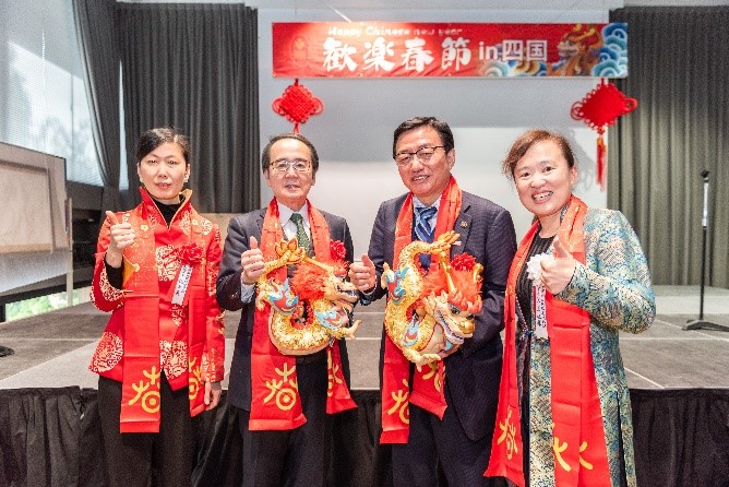 向池田知事、大西市長(zhǎng)贈(zèng)送“歡樂(lè)春節(jié)“吉祥龍。從左到右為魏有美副總領(lǐng)事、池田豊人知事、大西秀人市長(zhǎng)、馬曉琛主任。中國(guó)駐大阪旅游辦事處供圖