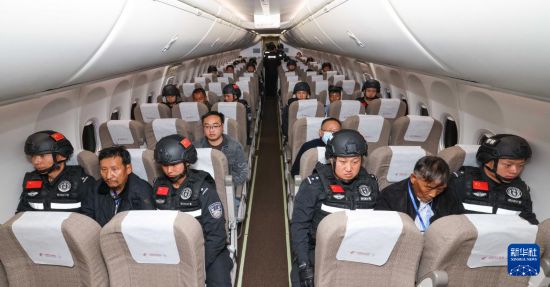 1月30日，白所成、白應(yīng)蒼、魏懷仁、劉正祥、劉正茂、徐老發(fā)等10名緬北重大犯罪嫌疑人在被押解回國(guó)的飛機(jī)上。新華社記者 殷剛 攝