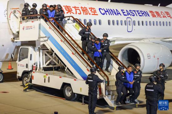 1月30日，在云南昆明長(zhǎng)水機(jī)場(chǎng)，白所成、白應(yīng)蒼、魏懷仁、劉正祥、劉正茂、徐老發(fā)等10名緬北重大犯罪嫌疑人被我公安機(jī)關(guān)成功押解回國(guó)。新華社記者 殷剛 攝