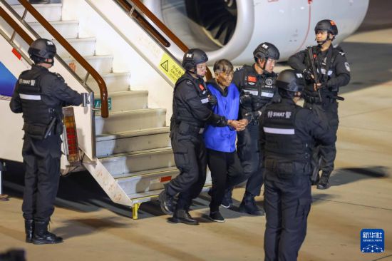 1月30日，在云南昆明長(zhǎng)水機(jī)場(chǎng)，緬北重大犯罪嫌疑人白所成被我公安機(jī)關(guān)成功押解回國(guó)。新華社記者 殷剛 攝