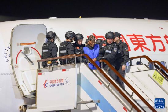 1月30日，在云南昆明長(zhǎng)水機(jī)場(chǎng)，緬北重大犯罪嫌疑人白所成被我公安機(jī)關(guān)成功押解回國(guó)。新華社記者 殷剛 攝