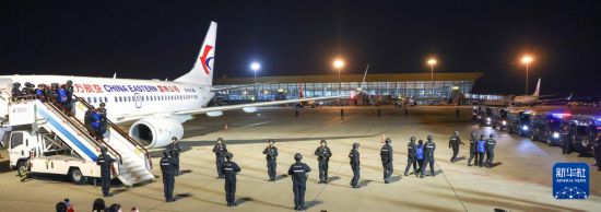 1月30日，在云南昆明長(zhǎng)水機(jī)場(chǎng)，白所成、白應(yīng)蒼、魏懷仁、劉正祥、劉正茂、徐老發(fā)等10名緬北重大犯罪嫌疑人被我公安機(jī)關(guān)成功押解回國(guó)。新華社記者 殷剛 攝