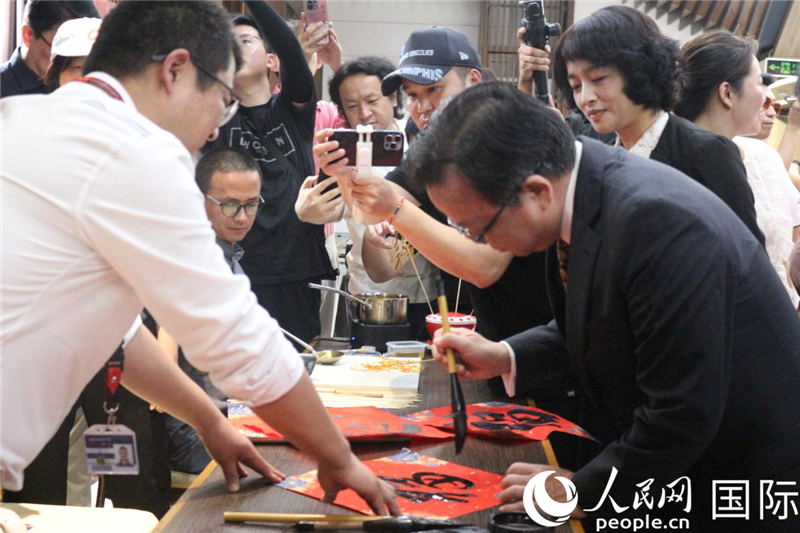 中國駐菲律賓大使黃溪連出席活動(dòng)并與留菲學(xué)子共迎新春。人民網(wǎng)記者樊帆 攝