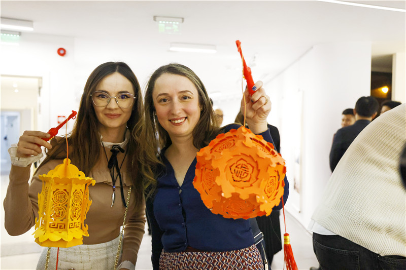 羅馬尼亞觀眾對(duì)泉州花燈愛不釋手。 布加勒斯特中國文化中心供圖