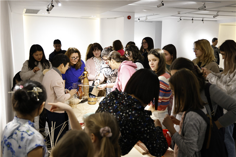 羅馬尼亞觀眾體驗(yàn)安溪竹藤編技藝。 布加勒斯特中國文化中心供圖