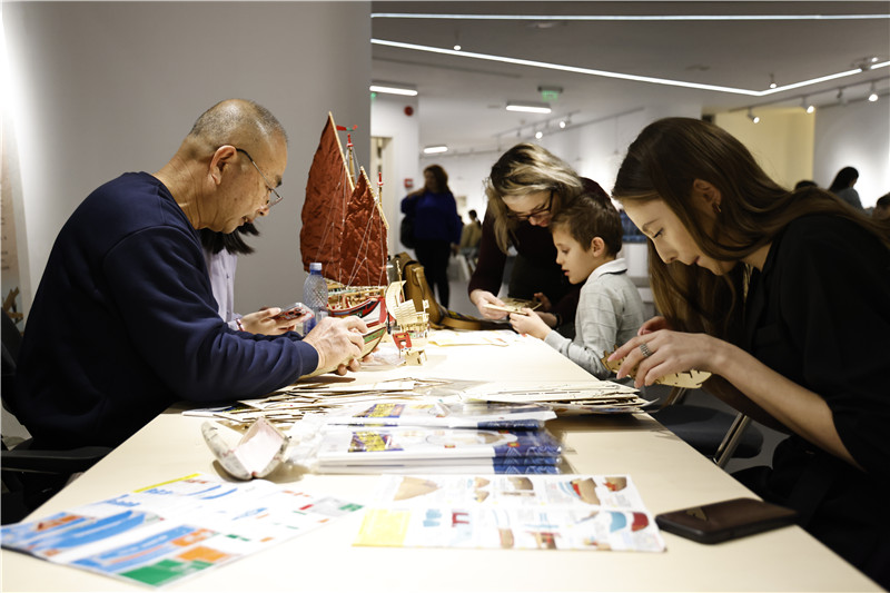 中國泉州非遺大師現(xiàn)場(chǎng)指導(dǎo)制作水密隔艙福船制造技藝。 布加勒斯特中國文化中心供圖