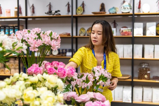 2023年7月1日，在位于湖南省長沙市的湖南高橋大市場(chǎng)，中非經(jīng)貿(mào)博覽會(huì)常設(shè)展館展區(qū)肯尼亞館工作人員在整理產(chǎn)自非洲的鮮花。新華社記者 陳思汗 攝