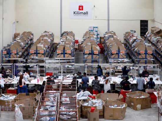 2023年11月11日，在肯尼亞姆洛隆戈，Kilimall員工在倉庫內(nèi)工作。新華社記者 李亞輝 攝